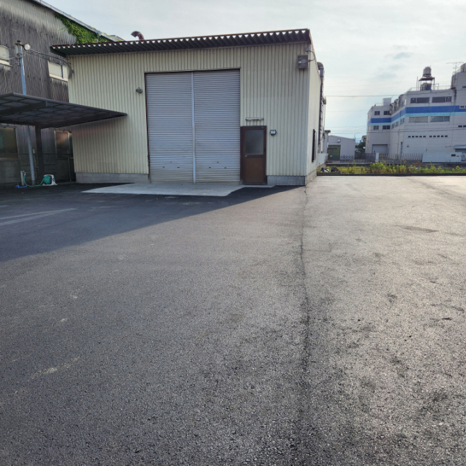本社工場裏の倉庫前を舗装工事しました!!